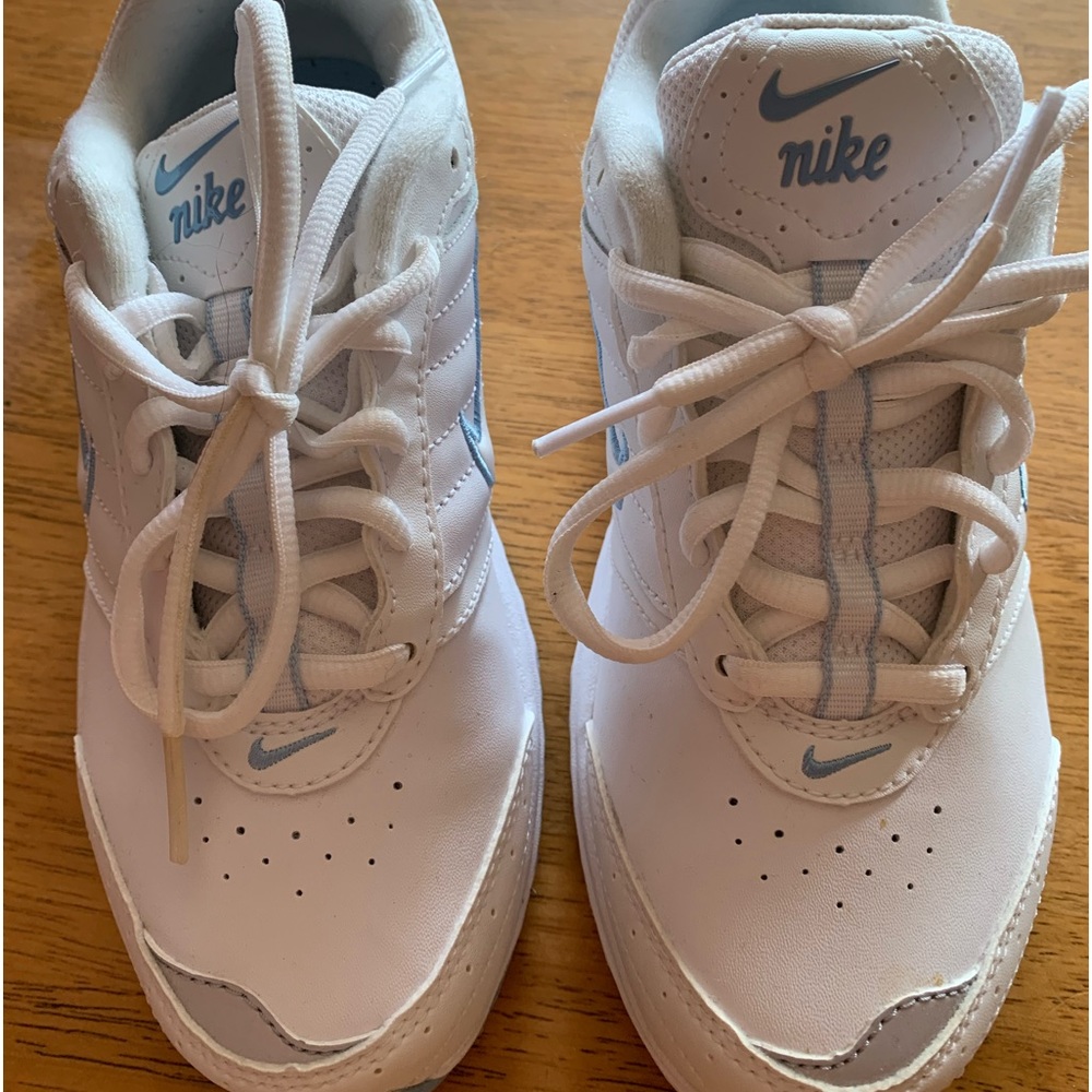 Nike Womens Walking Sneakers Size 5